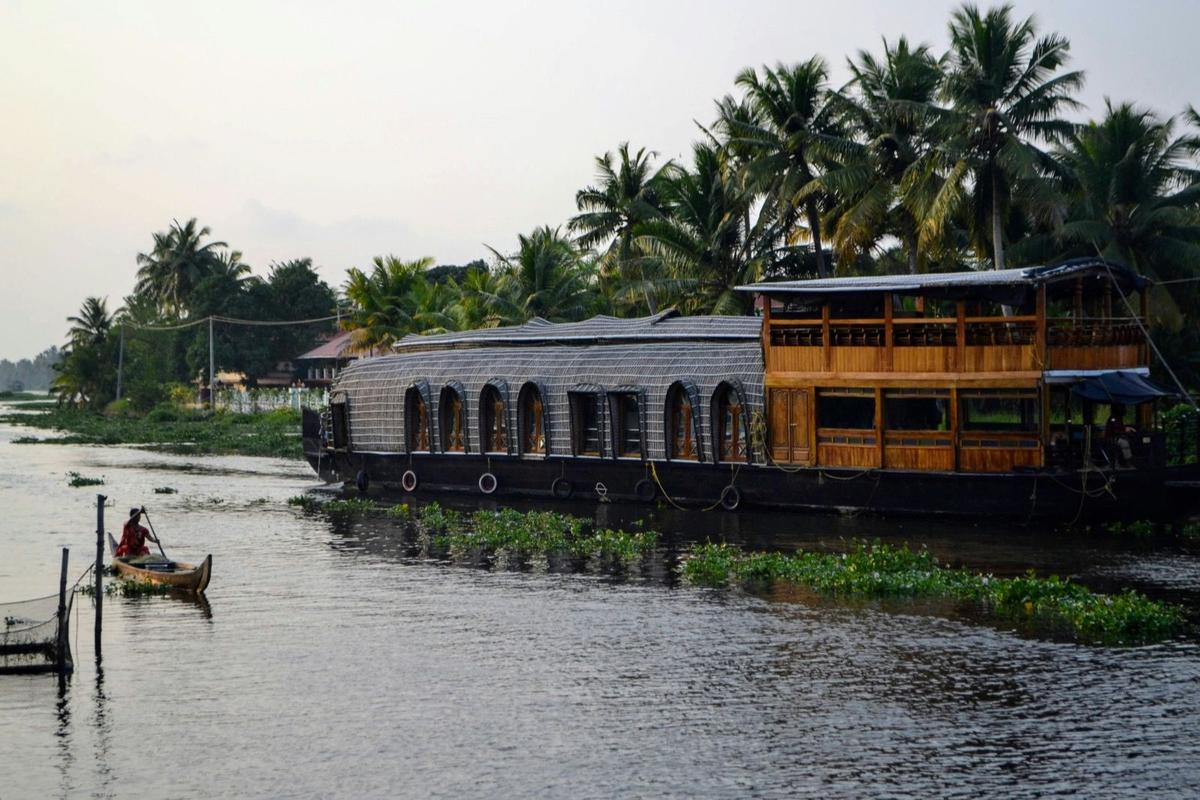 Malabar Kochi Backwaters — motorcycle tour in Kerala, India